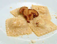 ポルチーニ茸と自家製フレッシュチーズをつめたラビオリ